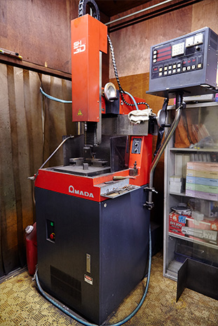 細穴放電加工機